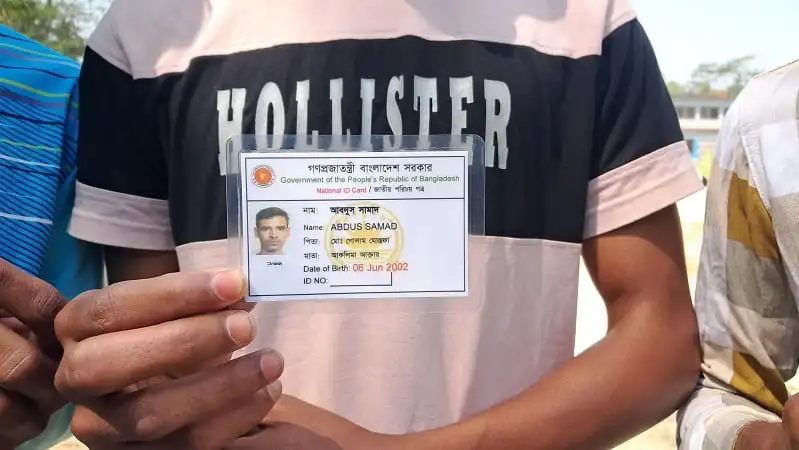 ভোটার আইডি কার্ড দেখাচ্ছেন একজন ব্যক্তি, ভোটার পরিচয় নিশ্চিত করার জন্য. Channel i News - চ্যানেল আই নিউজ