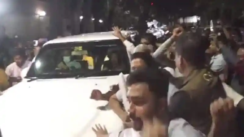 খালেদা জিয়ার হাসপাতালে ভর্তি হওয়ার খবর নিয়ে জনতার ভিড়. Channel i News - চ্যানেল আই নিউজ