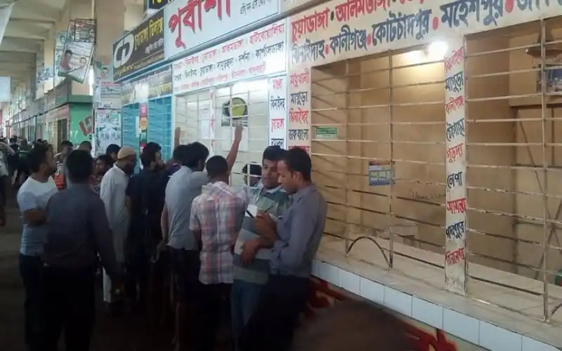 বাসের অগ্রিম টিকিটের জন্য মানুষ লাইনে দাঁড়িয়ে. Channel i News - চ্যানেল আই নিউজ