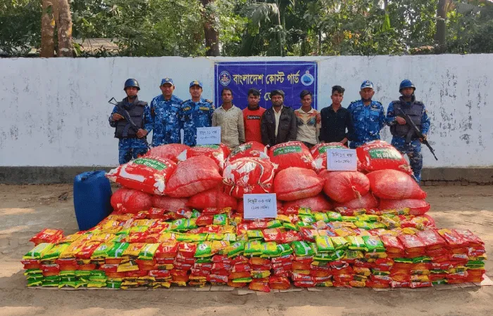 নাফ নদীতে বিপুল পরিমাণ খাদ্যদ্রব্যসহ পাচারকারীরা আটক. Channel i News - চ্যানেল আই নিউজ