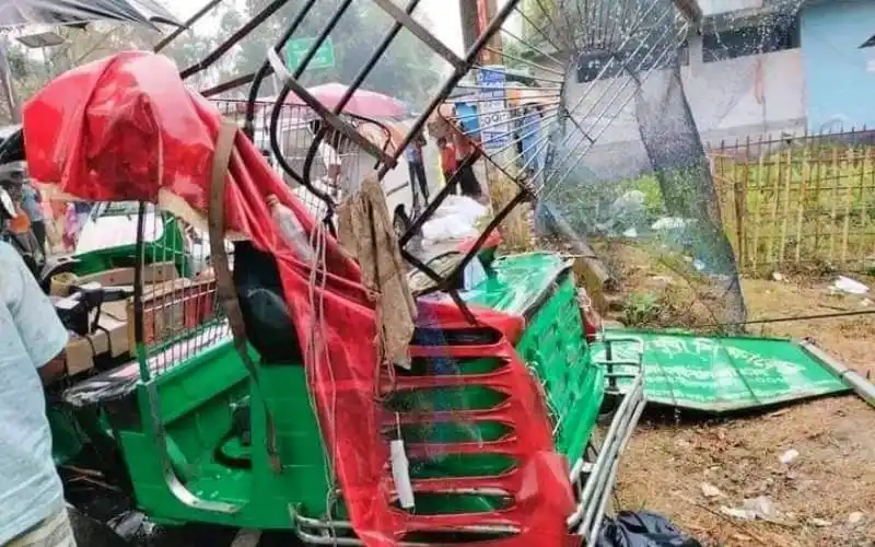 নীলফামারীতে সড়ক দুর্ঘটনায় ক্ষতিগ্রস্ত গাড়ি ও ভাঙচুরের চিত্র. Channel i News - চ্যানেল আই নিউজ
