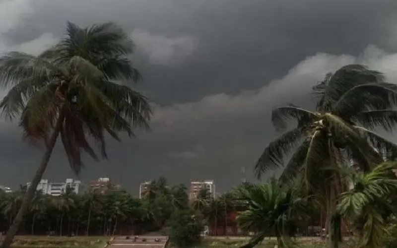 বৃষ্টির পূর্বাভাসের জন্য কালো মেঘে আকাশ ও ঝড়ের সংকেত. Channel i News - চ্যানেল আই নিউজ