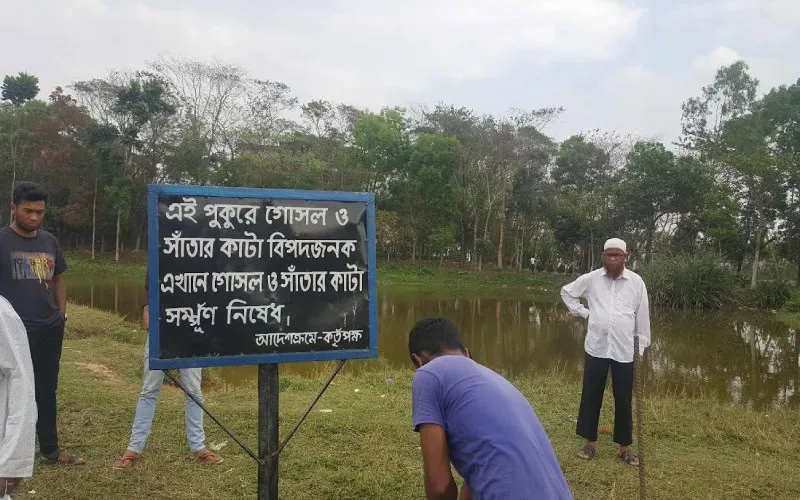শিক্ষার্থীরা সাঁতার শেখার জন্য প্রশিক্ষণ নিচ্ছে, নদীর পাশে. Channel i News - চ্যানেল আই নিউজ