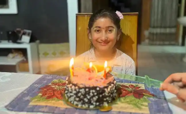 শিশুর জন্মদিনের কেকের সামনে হাস্যোজ্জ্বল শিশু. Channel i News - চ্যানেল আই নিউজ