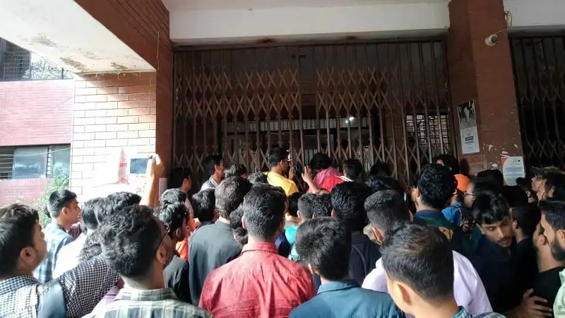 জাবি প্রশাসনিক ভবনের সামনে ছাত্রদের আন্দোলন ও অবরোধ. Channel i News - চ্যানেল আই নিউজ