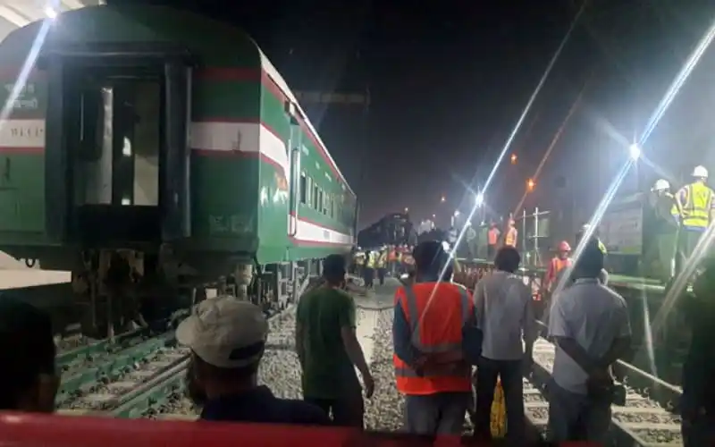 টাঙ্গাইলে ট্রেন লাইনচ্যুত, উদ্ধার কাজ চলছে, আহত ও উদ্ধারকর্মীরা উপস্থিত. Channel i News - চ্যানেল আই নিউজ