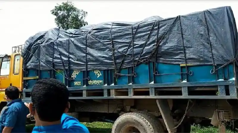নিষিদ্ধ পলিথিনের ট্রাক, পুলিশ ও স্থানীয় মানুষজনের উপস্থিতি. Channel i News - চ্যানেল আই নিউজ