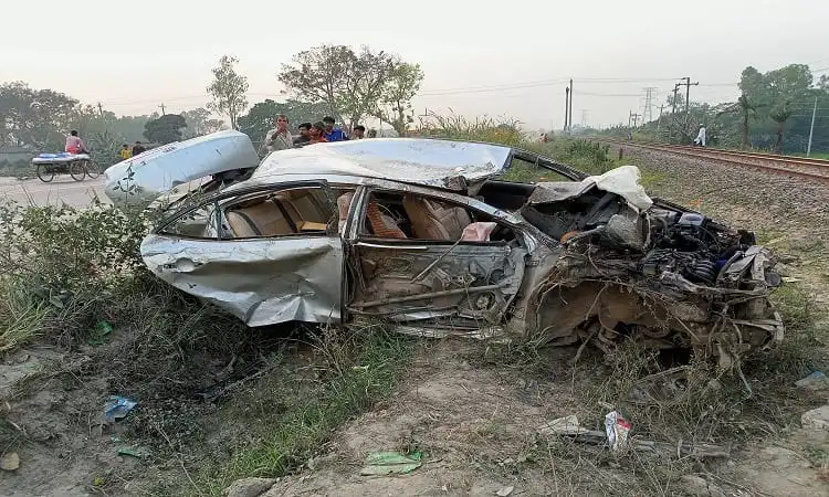 প্রাইভেটকারটি ট্রেনের সাথে সংঘর্ষে ক্ষতিগ্রস্ত, দুর্ঘটনার স্থান. Channel i News - চ্যানেল আই নিউজ