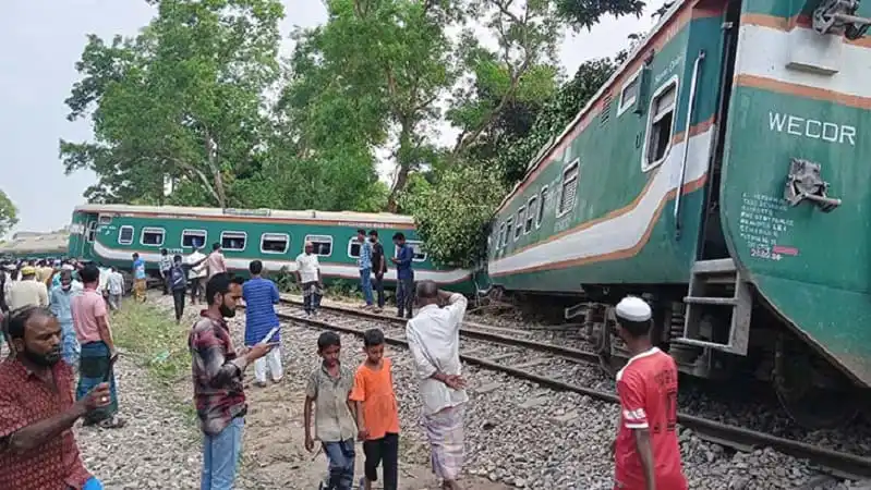 বগি লাইনচ্যুতের কারণে ট্রেন চলাচল বন্ধ, মানুষ দেখছেন. Channel i News - চ্যানেল আই নিউজ