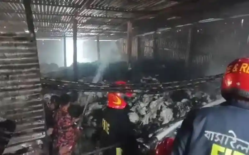 টাঙ্গাইলে আলাউদ্দিন টেক্সটাইল কারখানায় আগুন নিয়ন্ত্রণের চেষ্টা. Channel i News - চ্যানেল আই নিউজ
