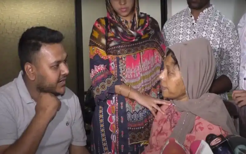 অবন্তিকা বিশ্ববিদ্যালয়ে হয়রানির অভিযোগে বিচার চান, সাক্ষাৎকার নিচ্ছেন সাংবাদিকরা. Channel i News - চ্যানেল আই নিউজ