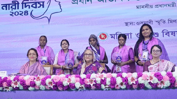 প্রধানমন্ত্রীর হাতে নারী জয়িতা পুরস্কার গ্রহণ করছেন পাঁচ নারী।. Channel i News - চ্যানেল আই নিউজ