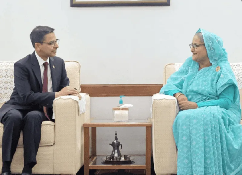 প্রধানমন্ত্রী ও ভারতের প্রতিনিধি সাক্ষাৎকারে বসে আলোচনা করছেন. Channel i News - চ্যানেল আই নিউজ
