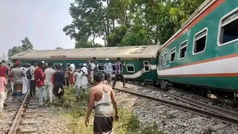 কুমিল্লায় ট্রেনের বগি লাইনচ্যুত, রেল যোগাযোগ বন্ধ. Channel i News - চ্যানেল আই নিউজ