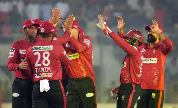 কুমিল্লার ব্যাটাররা বরিশালের বোলারদের প্রতিরোধ করছে।. Channel i News - চ্যানেল আই নিউজ