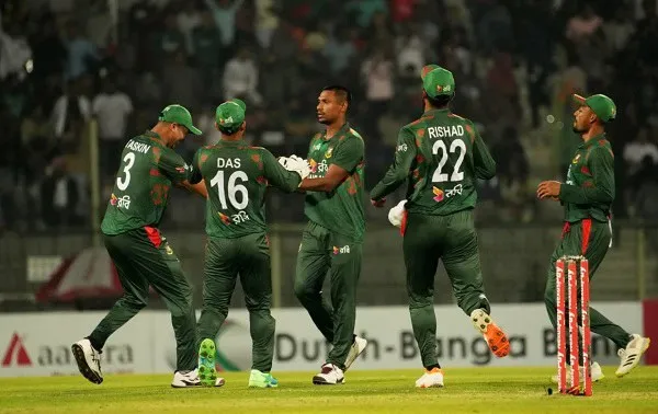 বাংলাদেশ ক্রিকেট দলের খেলোয়াড়রা মাঠে জয়ের উদযাপন করছে. Channel i News - চ্যানেল আই নিউজ
