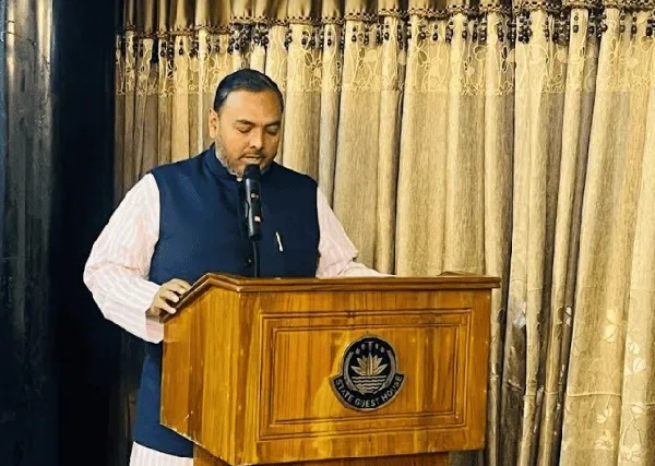 প্রধানমন্ত্রী পুঁজিবাজারে বক্তব্য দিচ্ছেন, পত্রিকা ও সাংবাদিকদের সামনে. Channel i News - চ্যানেল আই নিউজ