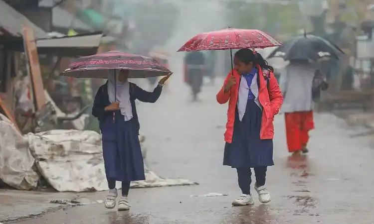 বৃষ্টির দিনে ছাত্রীদের ছাতা হাতে স্কুলে যাওয়া দৃশ্য. Channel i News - চ্যানেল আই নিউজ