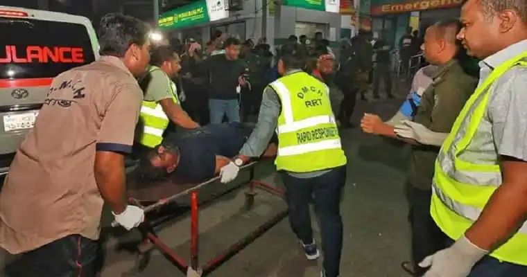 অগ্নিদগ্ধ ব্যক্তিকে হাসপাতালে নিয়ে যাচ্ছে উদ্ধারকর্মীরা. Channel i News - চ্যানেল আই নিউজ