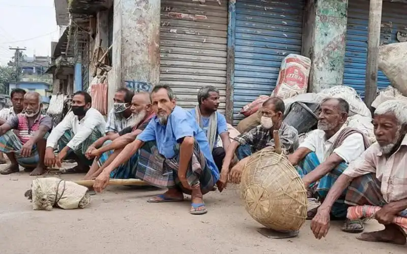 দরিদ্র জনগোষ্ঠীর জন্য রাস্তার পাশে বসে থাকা মানুষজন. Channel i News - চ্যানেল আই নিউজ