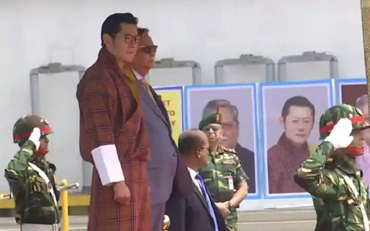 ভুটানের রাজা ও রাণী ঢাকায় রাষ্ট্রীয় সফরে, ছবি তোলা. Channel i News - চ্যানেল আই নিউজ