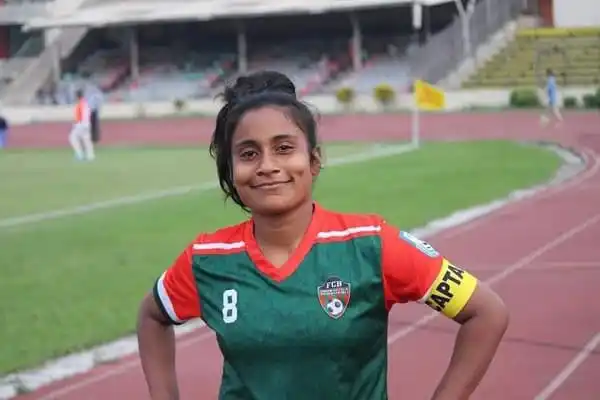 বাংলাদেশ নারী ফুটবল দলের খেলোয়াড় সাফজয়ী রাজিয়া মাঠে হাসিমুখে দাঁড়িয়ে. Channel i News - চ্যানেল আই নিউজ
