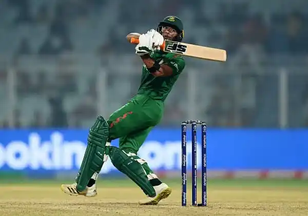 বাংলাদেশ ক্রিকেটার মাহমুদউল্লাহ ব্যাটিং করছেন, মাঠে খেলা চলমান. Channel i News - চ্যানেল আই নিউজ