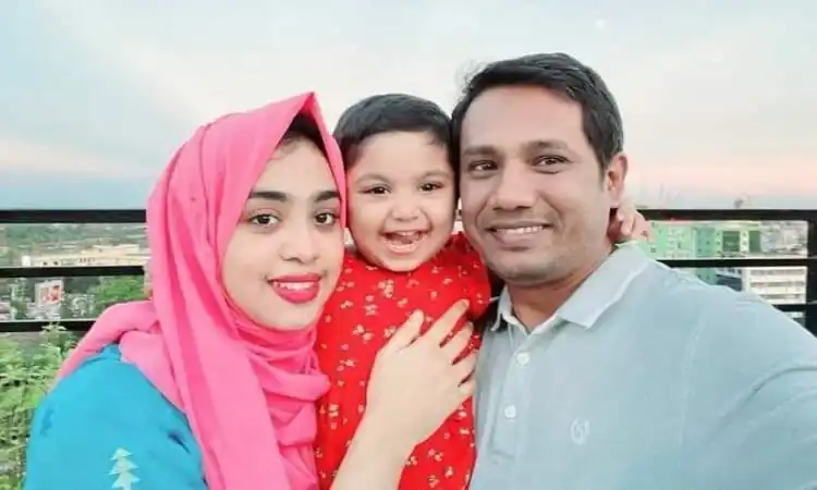 পরিবারের সঙ্গে শিশুর হাসিমুখের ছবি. Channel i News - চ্যানেল আই নিউজ