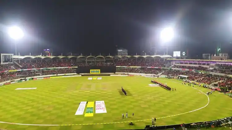 ক্রিকেট স্টেডিয়ামে এক মিনিট নিরবতা পালন করছে খেলোয়াড় ও দর্শকরা. Channel i News - চ্যানেল আই নিউজ