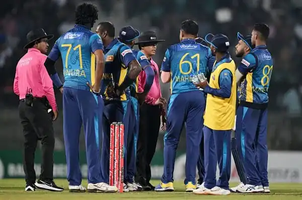 ক্রিকেট মাঠে বাংলাদেশ ও শ্রীলঙ্কার ক্রিকেটাররা আলোচনা করছে. Channel i News - চ্যানেল আই নিউজ
