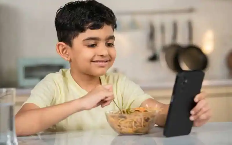 বাচ্চা ছেলে মোবাইল ফোনে খেলা করছে, শিশুদের জন্য প্রযুক্তি সচেতনতা. Channel i News - চ্যানেল আই নিউজ