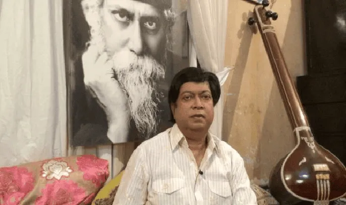প্রিয় সাদি মহম্মদ এর ছবি, পেছনে মহাত্মা গান্ধীর ছবি. Channel i News - চ্যানেল আই নিউজ