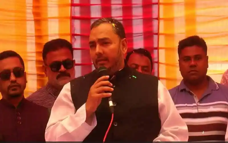 বাণিজ্য প্রতিমন্ত্রী বক্তব্য দিচ্ছেন, চারজন উপস্থিত আছেন. Channel i News - চ্যানেল আই নিউজ