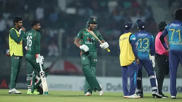 বাংলাদেশ ও শ্রীলঙ্কার ক্রিকেটাররা মাঠে আলোচনা করছে।. Channel i News - চ্যানেল আই নিউজ