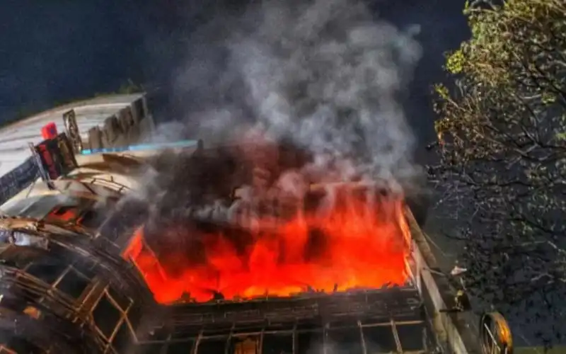 বেইলি রোডে অগ্নিকাণ্ডের দৃশ্য, ধোঁয়া ও আগুন ছড়িয়ে পড়ছে. Channel i News - চ্যানেল আই নিউজ