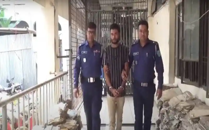 নিহত শিশুর পরিবারের সদস্যরা আদালত ভবনের সামনে. Channel i News - চ্যানেল আই নিউজ