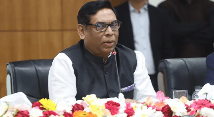 নসরুল হামিদ বৈঠকে বক্তব্য দিচ্ছেন, পেছনে অন্য সদস্যরা উপস্থিত. Channel i News - চ্যানেল আই নিউজ