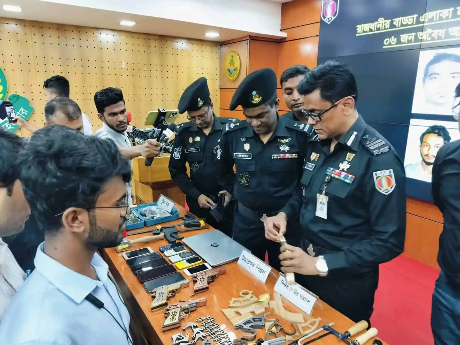 বাংলাদেশ সীমান্তে অস্ত্র ও সন্ত্রাসীদের সঙ্গে সংশ্লিষ্ট সামগ্রী প্রদর্শন. Channel i News - চ্যানেল আই নিউজ
