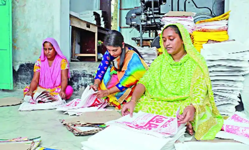 নারী উদ্যোক্তারা কাগজপত্র সাজাচ্ছেন, দক্ষতা বৃদ্ধির জন্য প্রস্তুতি নিচ্ছেন. Channel i News - চ্যানেল আই নিউজ