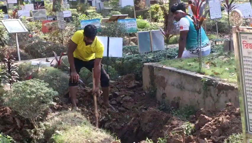 ঢাকায় মরদেহ দাফন কমছে, শ্রমিকরা কবর খোঁড়ার কাজ করছেন. Channel i News - চ্যানেল আই নিউজ