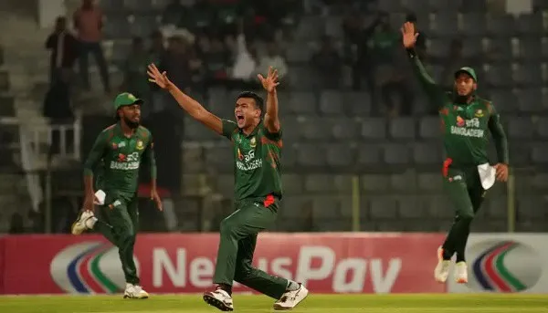 বাংলাদেশ ক্রিকেট দলের খেলোয়াড়রা মাঠে উল্লাস করছে. Channel i News - চ্যানেল আই নিউজ