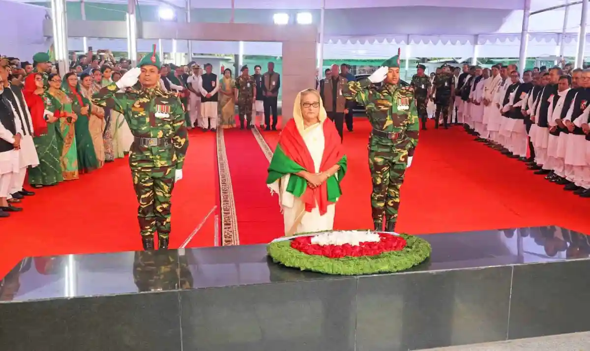 প্রধানমন্ত্রী বঙ্গবন্ধুর প্রতিকৃতিতে শ্রদ্ধা নিবেদন করছেন, সেনা কর্মকর্তা ও অতিথিরা উপস্থিত. Channel i News - চ্যানেল আই নিউজ
