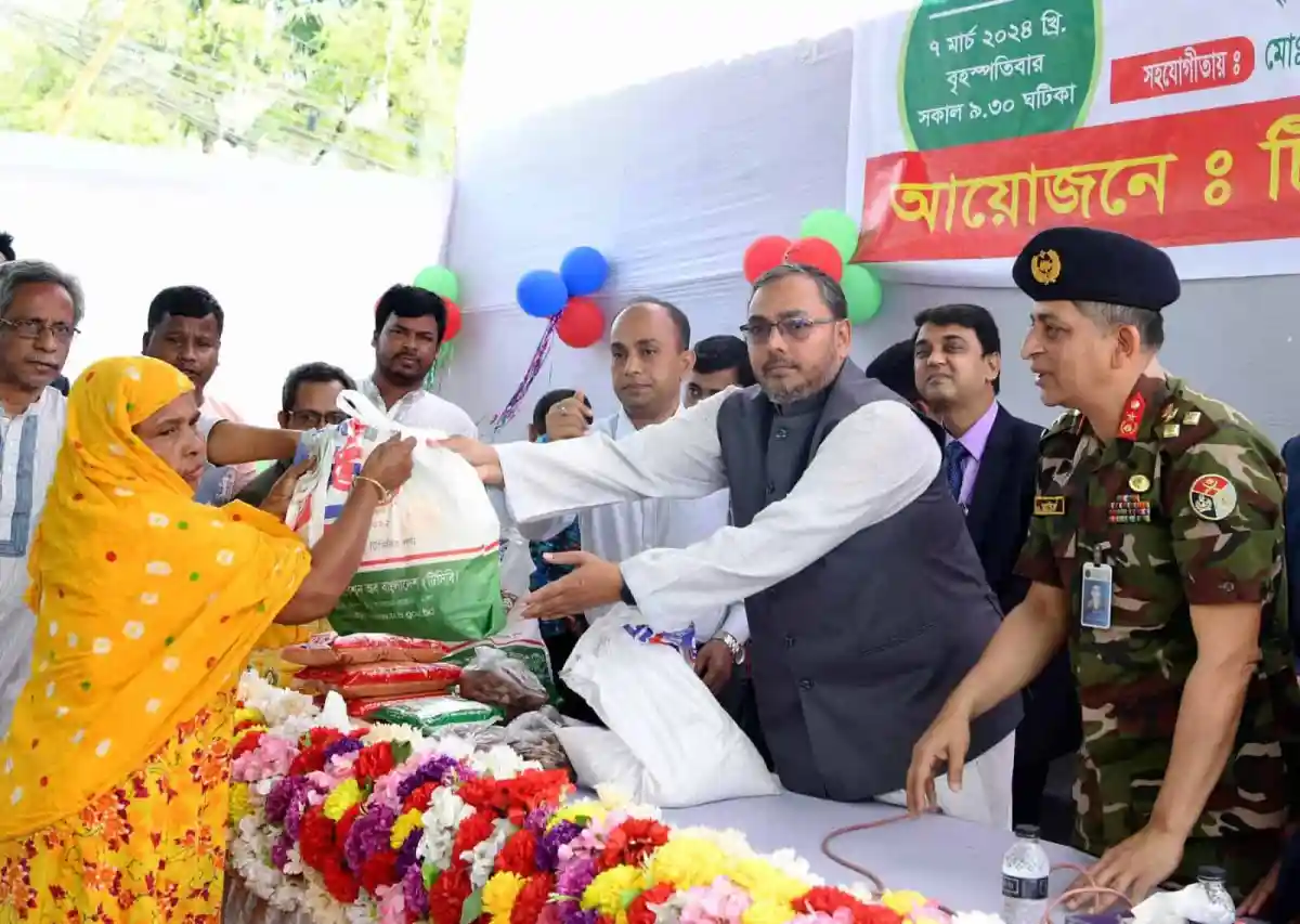 প্রধান অতিথি টিসিবি কার্ডধারীদের মাঝে পণ্য বিতরণ করছেন. Channel i News - চ্যানেল আই নিউজ
