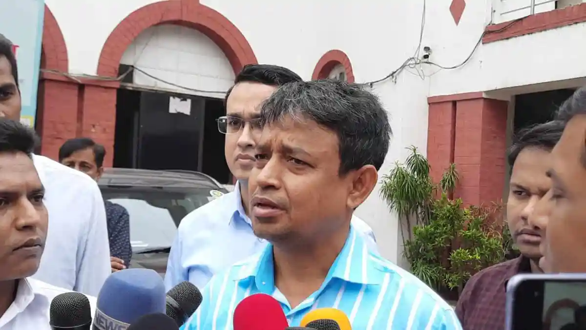 জিজ্ঞাসাবাদরত ডিবি প্রধানের ছবি, সাংবাদিকদের সাথে কথা বলছেন. Channel i News - চ্যানেল আই নিউজ