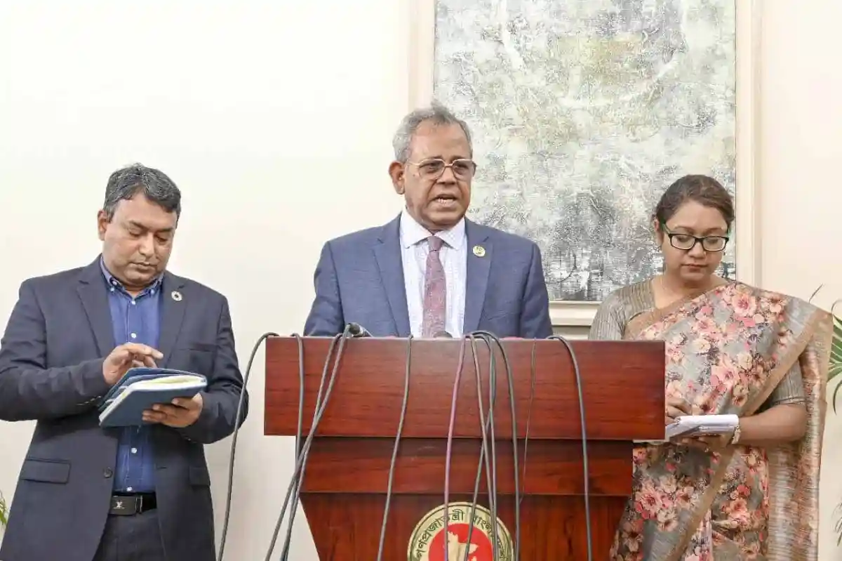 বাংলাদেশের একজন মন্ত্রী ও দুই নারী সাংবাদিক প্রেস কনফারেন্সে বক্তব্য দিচ্ছেন. Channel i News - চ্যানেল আই নিউজ