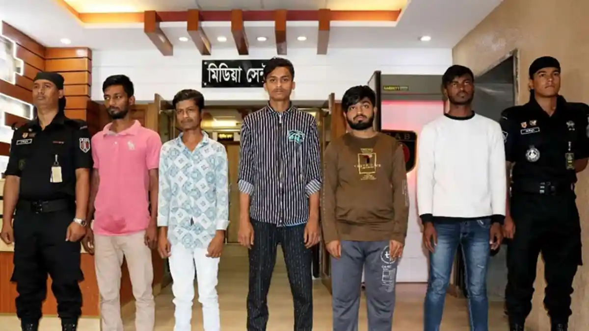 পুলিশের সঙ্গে গ্রেপ্তারকৃত কিশোর গ্যাং সদস্যরা. Channel i News - চ্যানেল আই নিউজ