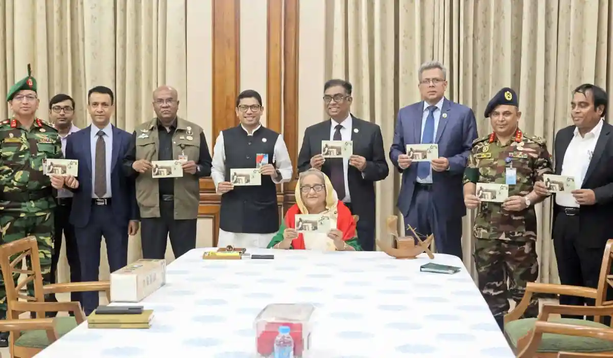 প্রধানমন্ত্রী ও অতিথিরা স্মারক ডাকটিকিট ও উদ্বোধনী খাম দেখছেন. Channel i News - চ্যানেল আই নিউজ