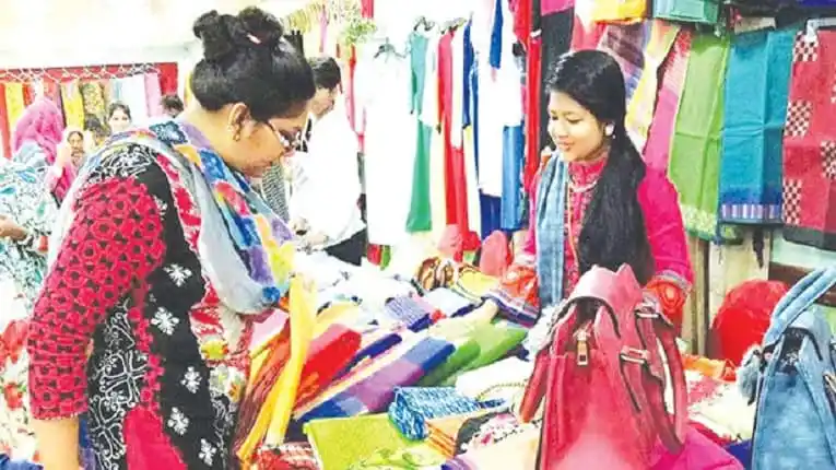 নারী উদ্যোক্তারা বস্ত্র ও কাপড়ের স্টলে কেনাকাটা করছেন. Channel i News - চ্যানেল আই নিউজ