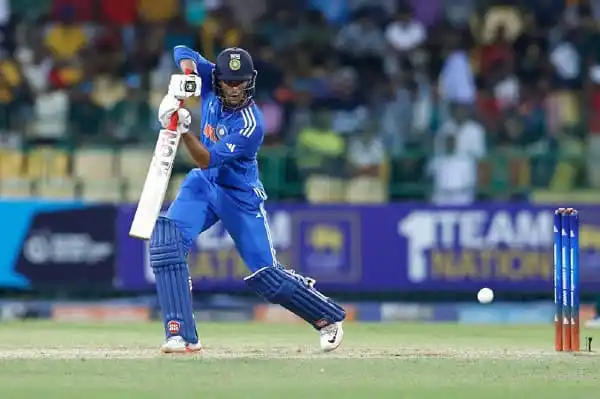 বাংলাদেশি ক্রিকেটার ব্যাটিং করছেন, আন্তর্জাতিক ক্রিকেট ম্যাচে মাঠে।. Channel i News - চ্যানেল আই নিউজ