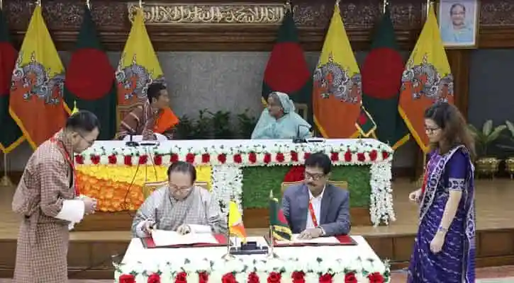 বাংলাদেশ ও ভুটানের প্রতিনিধিরা চুক্তি স্বাক্ষর করছেন. Channel i News - চ্যানেল আই নিউজ